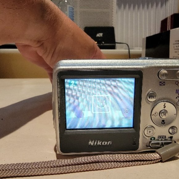 Nikon COOLPIX L4 4.0OPM Digital Camera - Silver Box Receipt - Picture 4 of 8